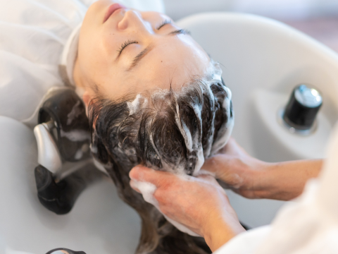 Giường Gội Đầu Bồn Sứ Hay Bồn Nhựa: Đâu Là Lựa Chọn Tối Ưu Cho Salon Của Bạn?